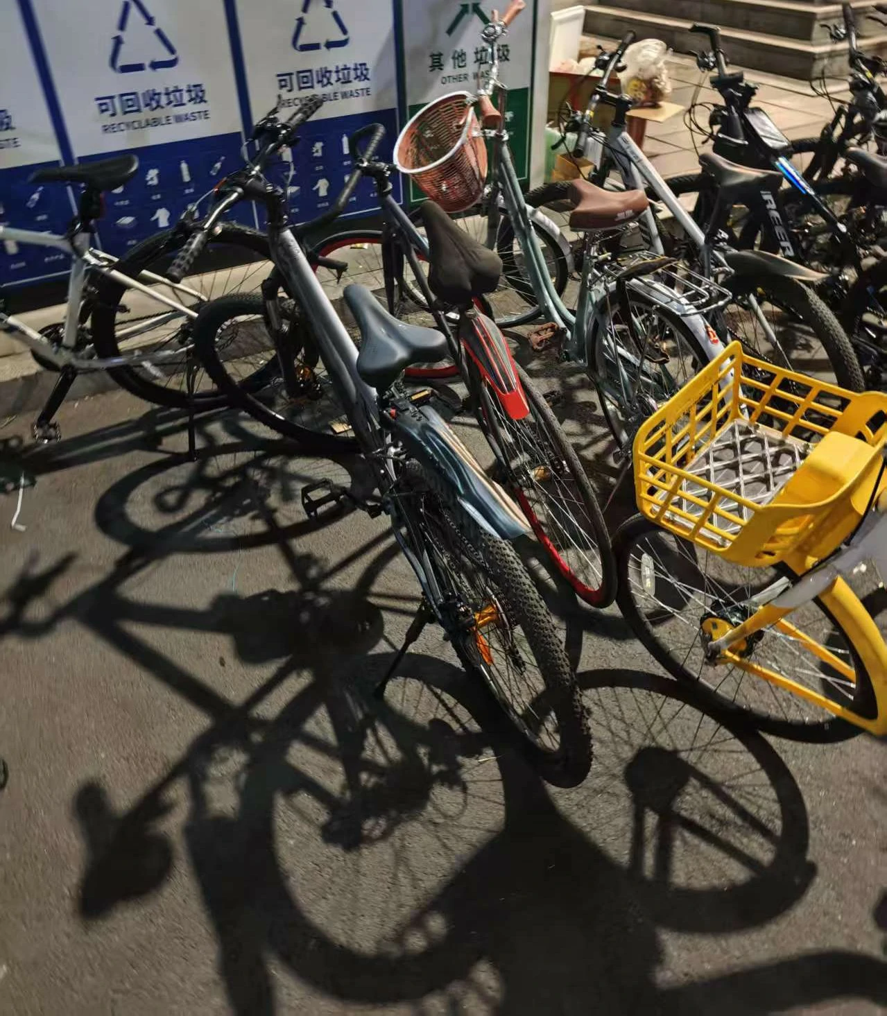 停在楼下的车子